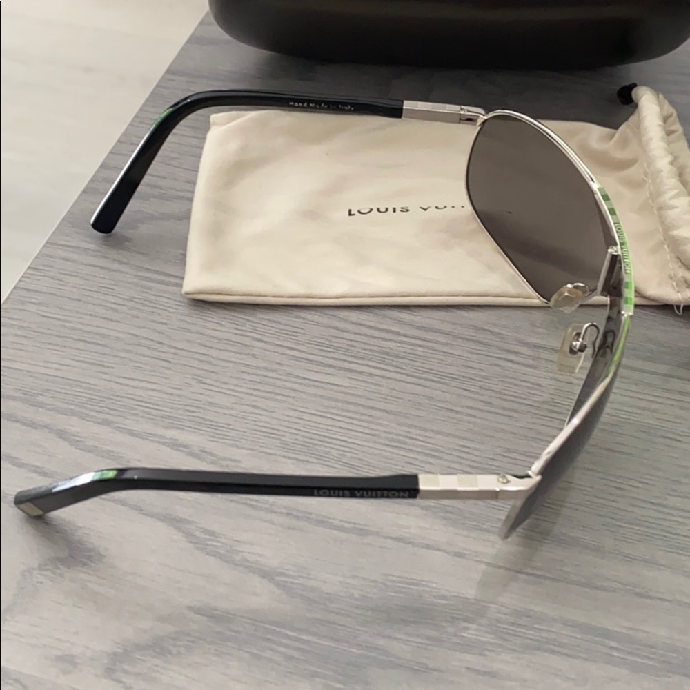 LV. Attraction Mask Silver and black sunglasses. - Picture 2 of 4